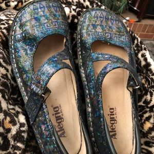 Alegria size 39 shoes.  Beautiful shimmery color.